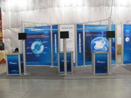 RENTAL Exhibit -- 10&rsquo; x 20&rsquo; Extrusion Backwall, Tension Fabric Graphics, Curved Bridged Headers, Kiosk Workstations, and Halogen Lights